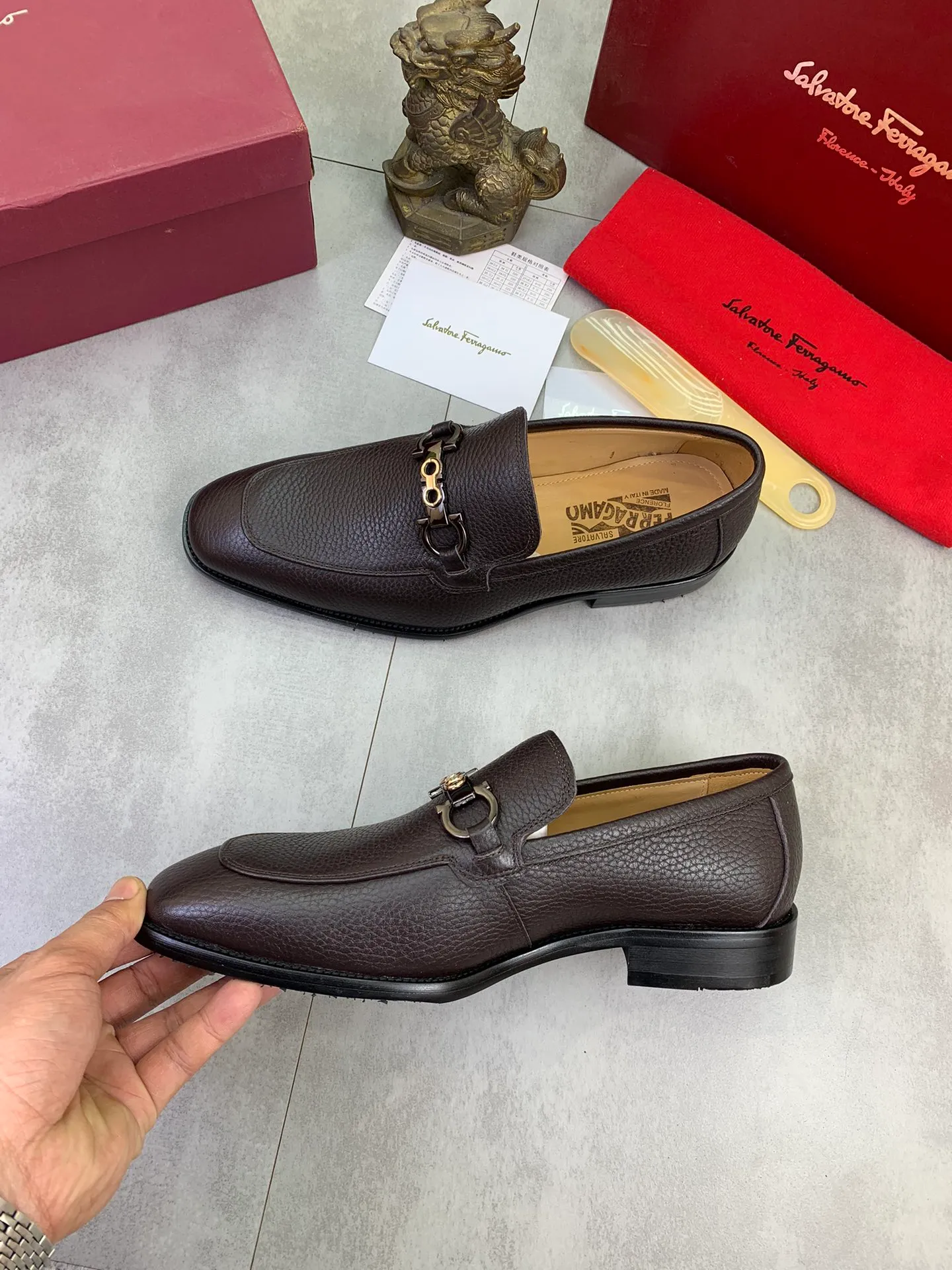 Men's Men's Shoes 💰P460💰[New Style] Water-dyed Niuli 🆘[Salvatore Ferragamo] Ferragamo's latest casual business leather shoes for men! Available at counters simultaneously! The fabric is made of specially imported original pebbled calfskin, and the lining is made of imported water-dyed cowhide. It is absolutely luxurious and leads the fashion trend. Matching code: 38-47 black and brown optional